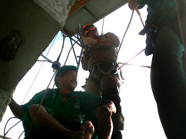 Operário foi resgatado por uma equipe do Corpo de Bombeiros, em Teresina (Foto: Divulgação/Abmepi)