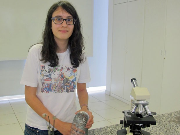 Marina Maciel Ansanelli tem 14 anos e quer seguir carreira em física (Foto: Vanessa Fajardo/ G1)