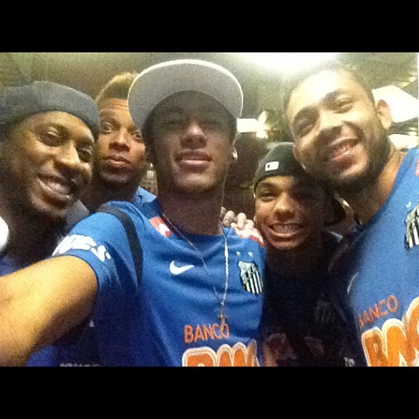 Neymar tira foto com elenco antes do jogo diante do Cruzeiro (Foto: Reprodução / Instagram)
