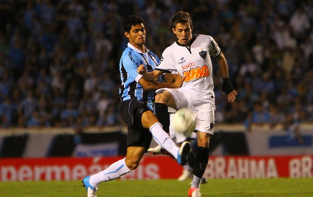 Bernard disputa bola contra o Grêmio (Foto: Lucas Uebel/Divulgação, Grêmio)