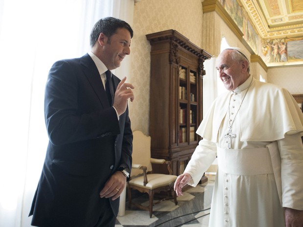 Para Francisco (d) encontra Matteo Renzi no Vaticano, neste sábado. (Foto: REUTERS/Osservatore Romano)