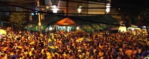 Pós-jogo na Vila Madalena, em 
SP, vira carnaval fora de época (Ana Carolina Moreno/G1)