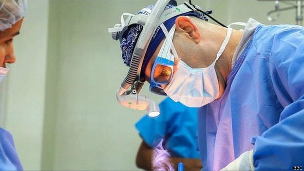 Daniel Slobodianik é um dos dois especialistas do país que pode retirar o silicone líquido do corpo da paciente (Foto: BBC/Reprodução)