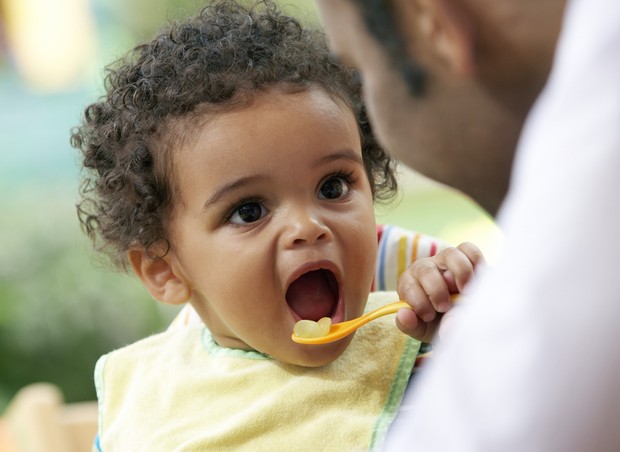 papinha; bebe; comida; pai (Foto: Thinkstock)