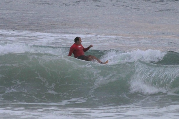 Humberto Martins surfa em praia no RJ (Foto: Delson Silva / Agnews)
