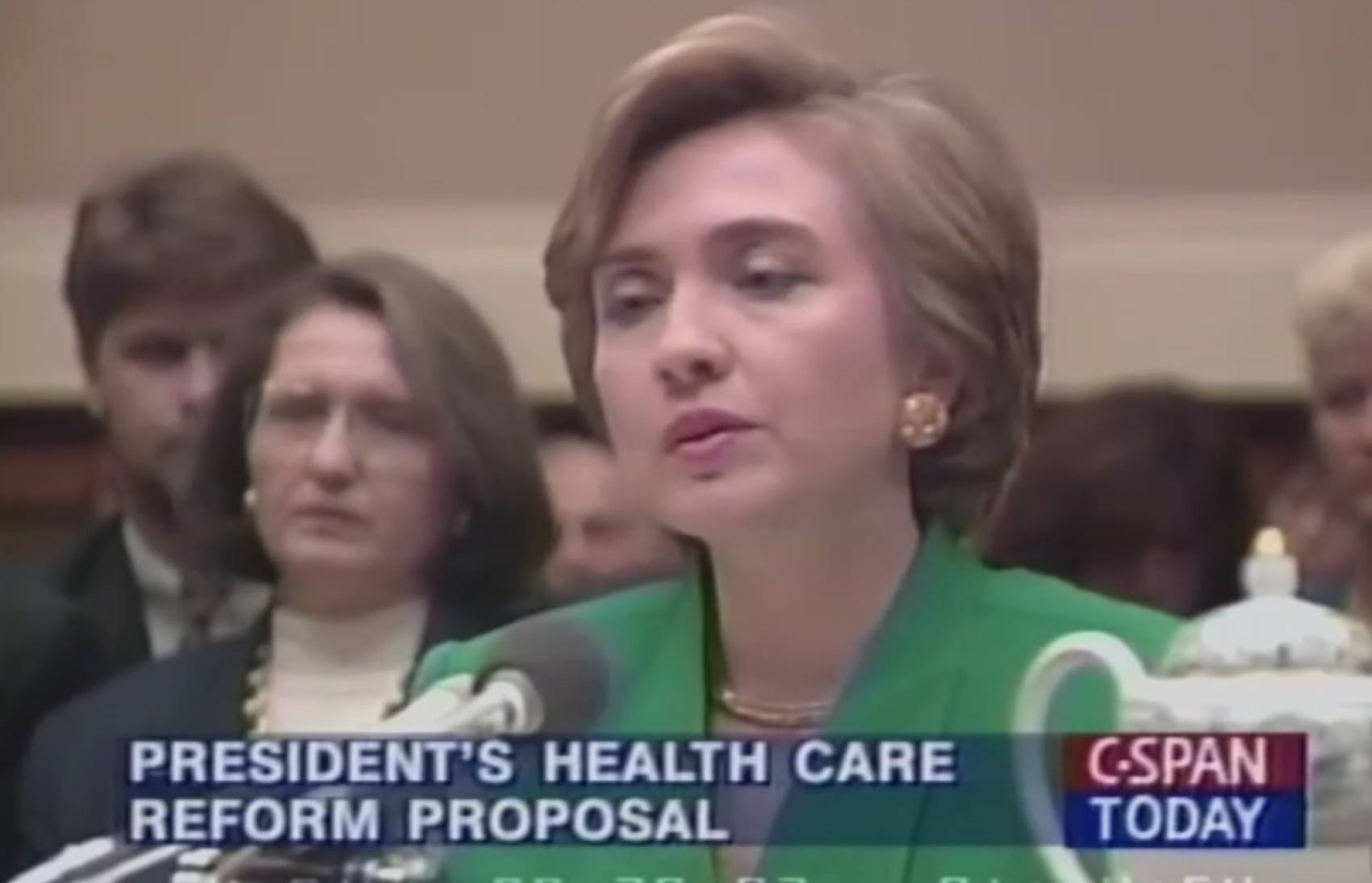 Hillary quano capitaneava a proposta de reforma do sistema de saúde, que acabou fracassando (Foto: Reprodução/TV Globo) Hillary quano capitaneava a proposta de reforma do sistema de saúde, que acabou fracassando (Foto: Reprodução/TV Globo)