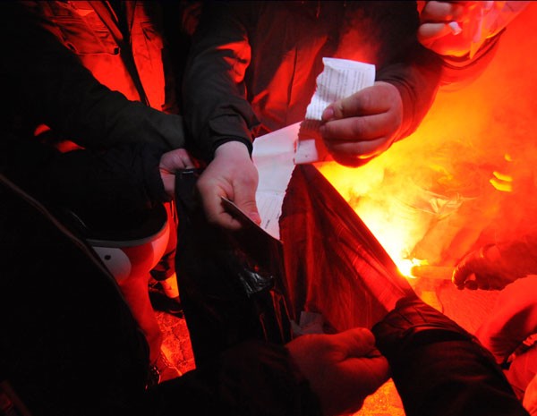 Torcedores do time Napoli queimam seus cartões de votação neste domingo (24), no centro de Nápoles, para protestar contra uma lei anti hooligans. (Foto: Mario Laporta/AFP)