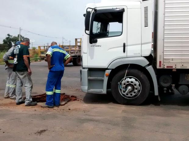 G Roda Afunda No Asfalto E Caminh O Fica Preso Em Buraco Not Cias