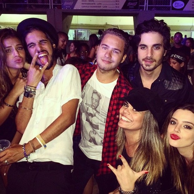 Bruna Marquezine com Fiuk, Giovanna Lancellotti e outros amigos em show de Miley Cyrus no Rio (Foto: Instagram/ Reprodução)