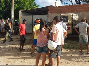 Pessoas olhavam local onde homem foi assassinado no bairro José e Maria em Petrolina (Foto: Isa Mendes/TV Grande Rio)