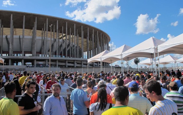 Público lado de fora estádio Mané Garrincha (Foto: Marcelo Baltar/GLOBOESPORTE.COM)