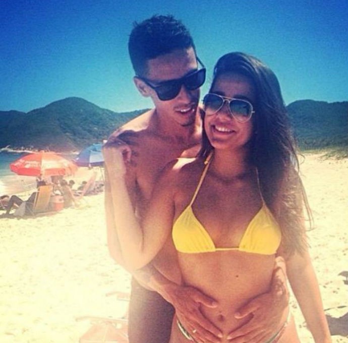 Rodrigo Dinamite e a namorada grávida (Foto: Reprodução/Instagram)