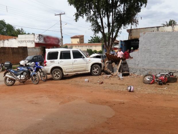 Motorista atingiu moto com dois assaltantes, depois perdeu o controle do carro e bateu em muro, na cidade de Barreiras, oeste da Bahia.  (Foto: Jadiel Luiz/ Blog Sigi Vilares)
