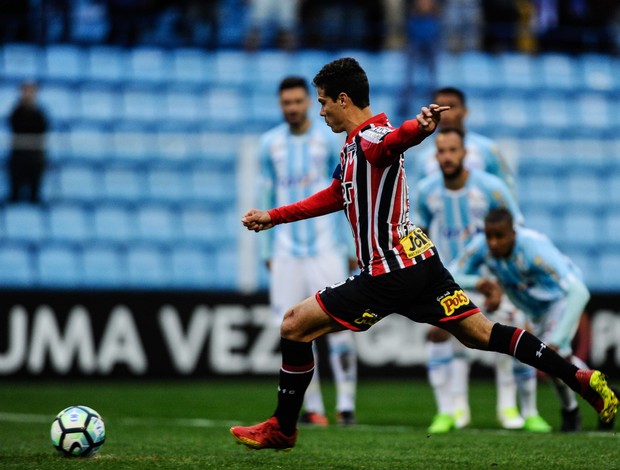 Hernanes cobra o pênalti no jogo contra o Avaí