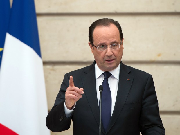 Presidente da França, François Hollande discursa para ministros no Palácio do Eliseu em paris nesta segunda-feira (29) (Foto: REUTERS / Bertrand Langlois)