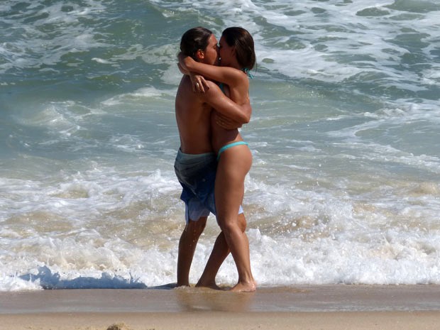 Mariana e Ivan gravam cenas de romance na praia (Foto: Salve Jorge/TV Globo)