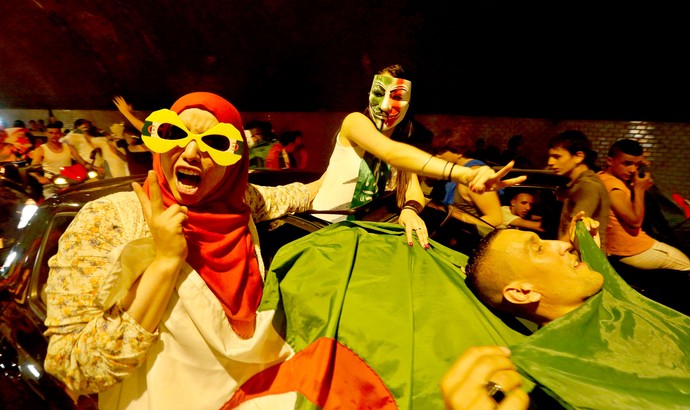 festa de argelinos nas ruas pela classificação (Foto: Reuters)