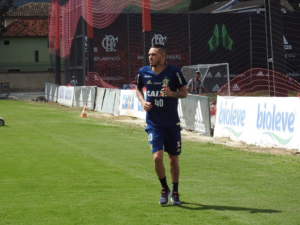 Thiago Santos aparece no campo (Foto: Fred Gomes)