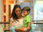 Grávida de três meses, Juliana Paes passeia com filho em shopping