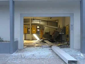 Bandidos explodem agência bancária em Bacuri, MA (Foto: Divulgação/ Márcio Roberto)