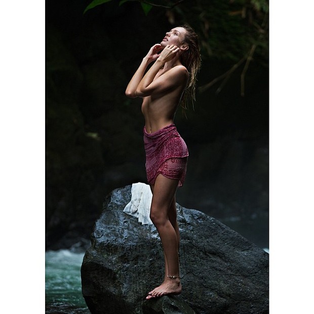 Candice Swanepoel faz topless em cachoeira na Costa Rica (Foto: Instagram/ Reprodução)