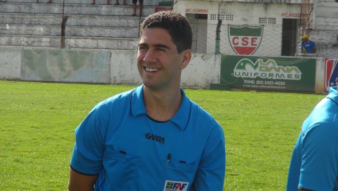 Ricardo Laranjeira, árbitro (Foto: Leonardo Freire/GloboEsporte.com) Ricardo Laranjeira, árbitro (Foto: Leonardo Freire/GloboEsporte.com)