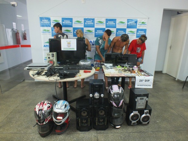 No total, cinco pessoas foram detidas suspeitas de envolvimento com o tráfico de drogas (Foto: Divulgação/PC) No total, cinco pessoas foram detidas suspeitas de envolvimento com o tráfico de drogas (Foto: Divulgação/PC)