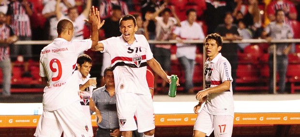 Luis FAbiano comemora com Lucio gol do São Paulo sobre o The Strongest (Foto: Marcos Ribolli)