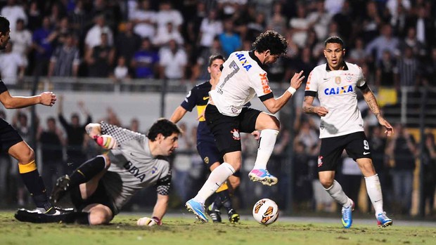Alexandre Pato Corinthians Boca (Foto: Marcos Ribolli / globoesporte.com)
