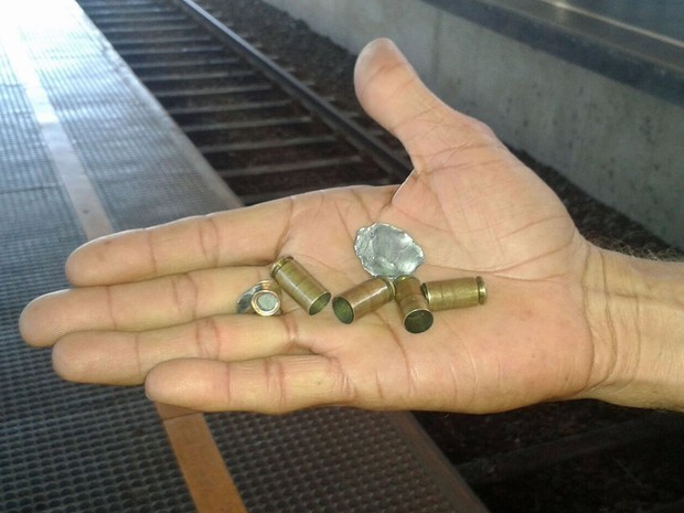 Polícia Ferroviária mostrou cartuchos de balas encontrados na plataforma após a confusão (Foto: Danielle Fonseca / TV Globo)