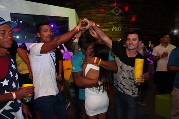 Isaquias Queiroz beija muito a namorada em festa no Rio (Foto: Anderson Borde / Agnews)