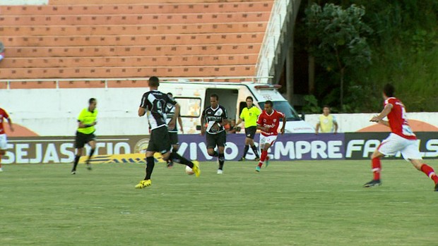 Lance do jogo entre Ponte e Mogi Mirim (Foto: Reprodução EPTV)