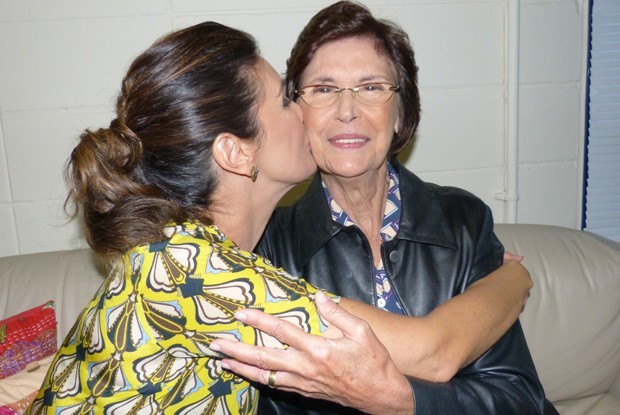 Fátima Bernardes dá um beijo carinhoso na mãe, Dona Eunice (Foto: Encontro com Fátima Bernardes/TV Globo)