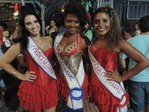 Corte momesca 2014 de Florianópolis marca presença no último evento da cidade. 1ª princesa Greicy Rodrigues, rainha Letícia Mello e 2ª princesa Fernanda Vieira. (Foto: Mariana de Ávila/ G1)