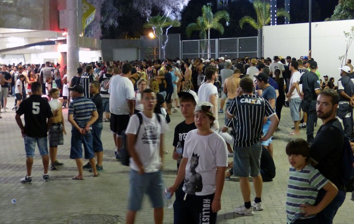 Torcedores do Corinthians presos no setor visitante do Maracanã (Foto: Carlos Mota)