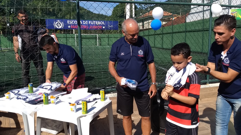 Júnior brinca ao dar uniforme para aluno com camisa do Fla: 
