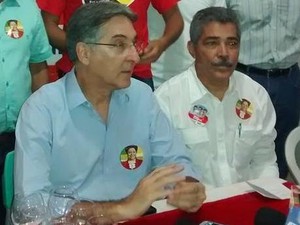Fernando Pimentel ao lado do deputado federal Leonardo Monteiro em Valadares. (Foto: Diego Souza/G1)