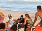 Alicia Keys curte praia no Rio com filho e marido