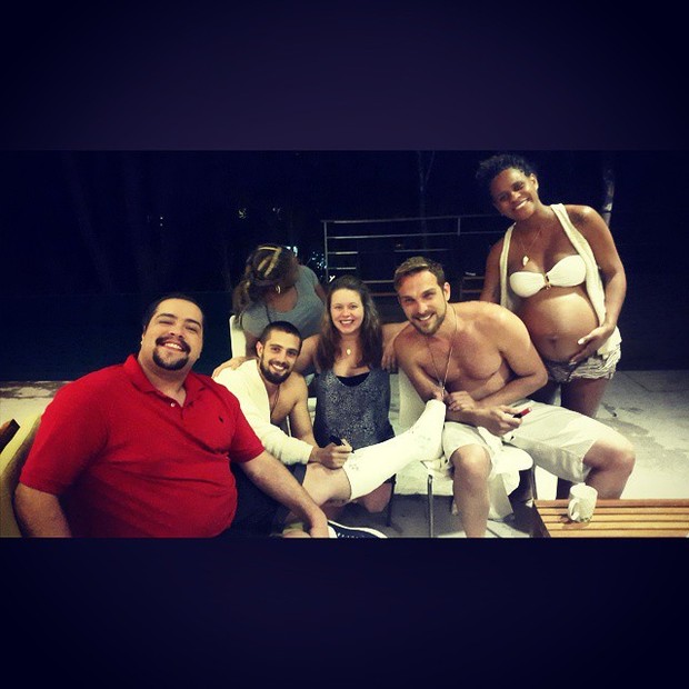 Tiago Abravanel com Rafael Cardoso e Igor Rickli com suas respectivas mulheres, Mariana Bridi e Aline Wirley (Foto: Instagram/ Reprodução)