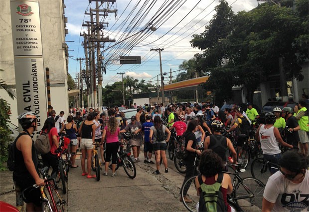 Dezenas de pessoas protestam contra atropelamento de ciclista em frente a delegacia nos Jardins (Foto: Cauê Fabiano/G1)