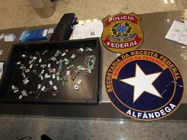 Polícia Federal (PF) apreende diamantes e joias em malas e prende empresário no Aeroporto de Cumbica, em Guarulhos (Foto: Polícia Federal/Divulgação)