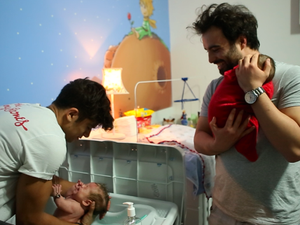 Pedro (D), aprende com um amigo, pai de gêmeos, a dar banho em bebês (Foto: Waldomiro Aita)