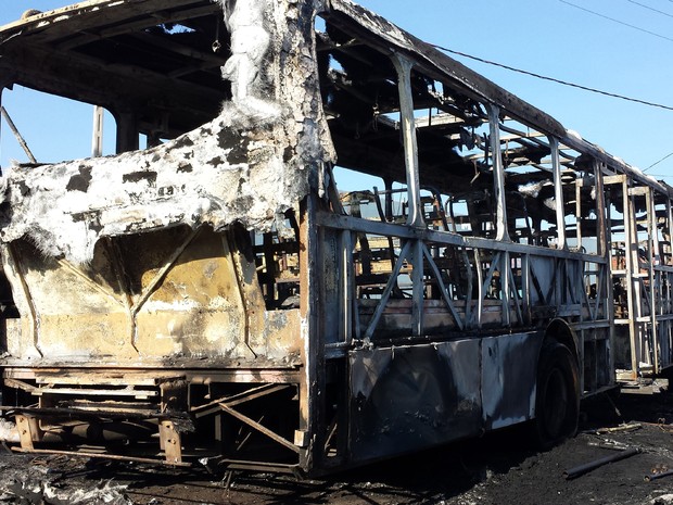 Ônibus do transporte público é incendiado no Jardim São José, em Campinas (SP) (Foto: André Natale/EPTV) Ônibus do transporte público é incendiado no Jardim São José, em Campinas (SP) (Foto: André Natale/EPTV)
