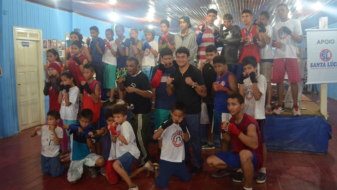 Popó visitando academia de boxe Nelson do Anjos; Amapá (Foto: Rafael Moreira/GE-AP)