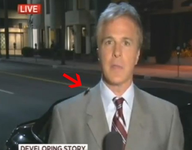 Em outubro, Robert Kovacik, repórter da NBC de Los Angeles, fazia uma transmissão ao vivo quando recebeu uma visita completamente inesperada: uma barata subiu pelo paletó do jornalista e passeou pelo seu corpo, dando a volta em seu pescoço (Foto: Reprodução)