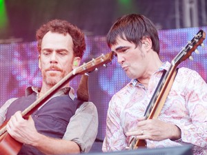 Dupla animou os fãs com sucessos da banda Titãs, da qual Nando Reis foi membro (Foto: Luciano Oliveira/G1)