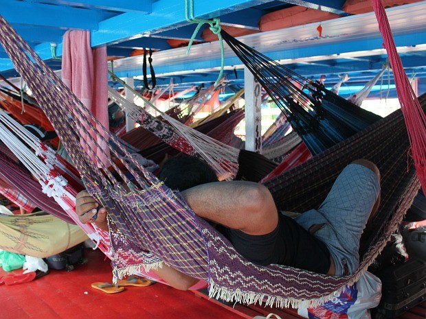 Muitos passageiros aproveitam para descansar enquanto viajam (Foto: Girlene Medeiros / G1 AM)