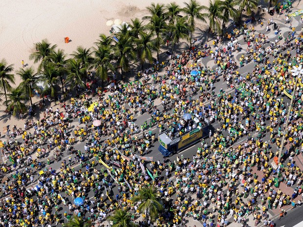 Protesto leva centenas de pessoas para a Avenida Atlântica, em Copacabana (Foto: Alexandre Durão / G1)