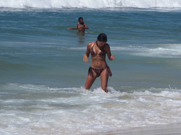 Mulher se refresca na praia da Barra da Tijuca, na Zona Oeste do Rio (Foto: Gabriel Barreira / G1)