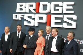 Elenco de Ponte dos espiões na premiere na Alemanha (Foto: REUTERS/Axel Schmidt)